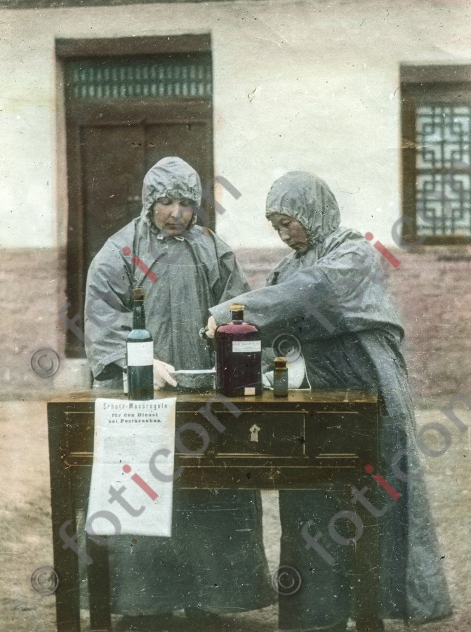 Zwei Krankenschwestern bereiten eine Medizin gegen die Pest zu ; Two nurses prepare a medicine for the plague - Foto simon-173a-026.jpg | foticon.de - Bilddatenbank für Motive aus Geschichte und Kultur